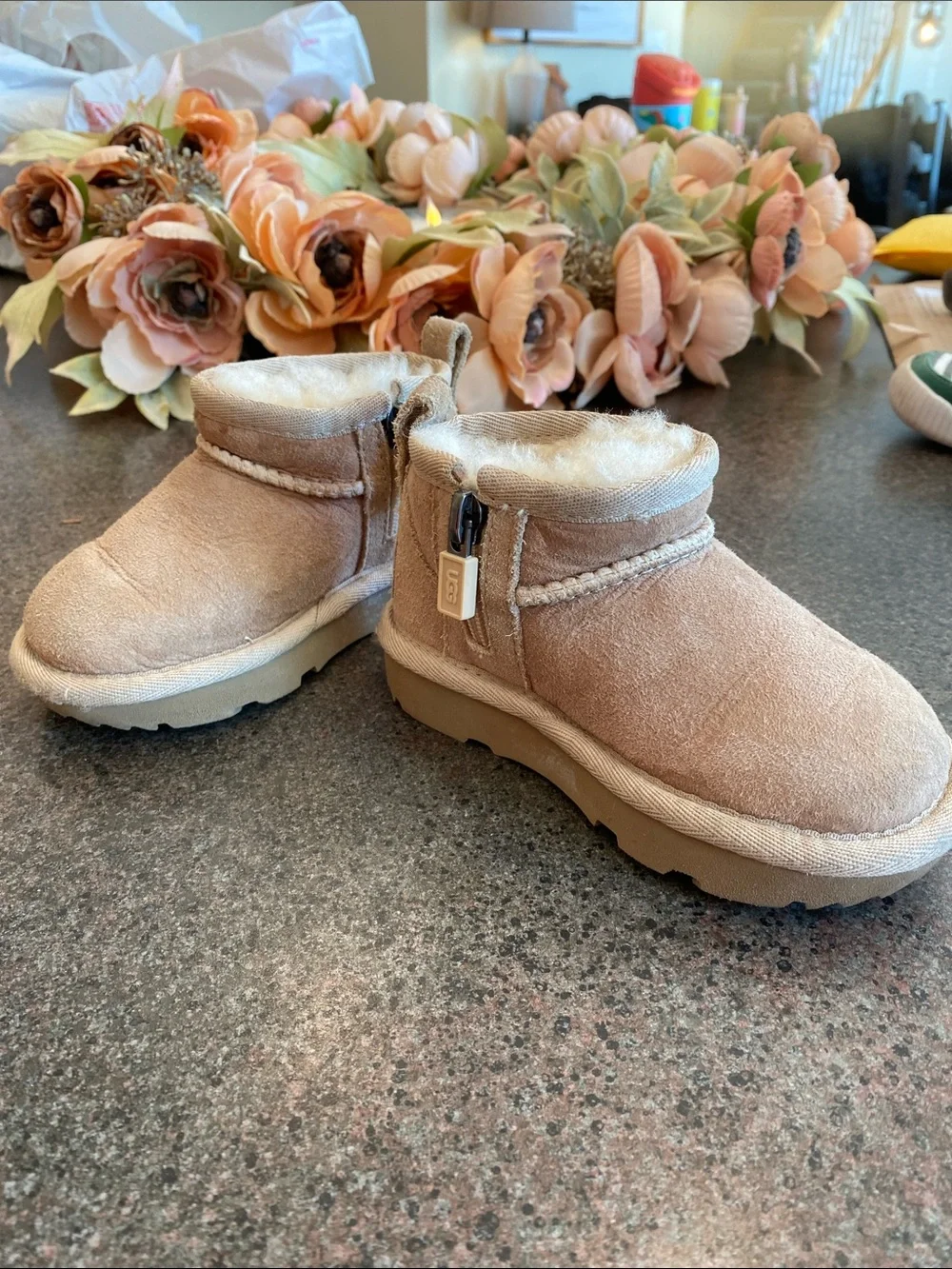 UGG Kids Cozy Short Zip Boot - Light Brown